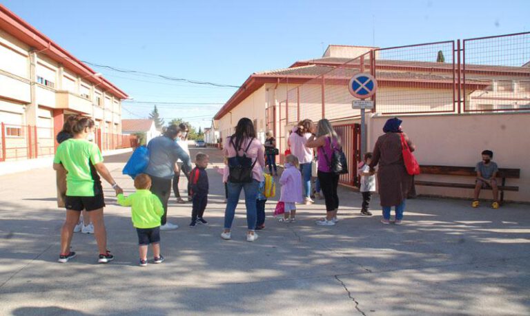Imagen del inicio del curso en el colegio de Sariñena. Imagen del inicio del curso en el colegio de Sariñena.