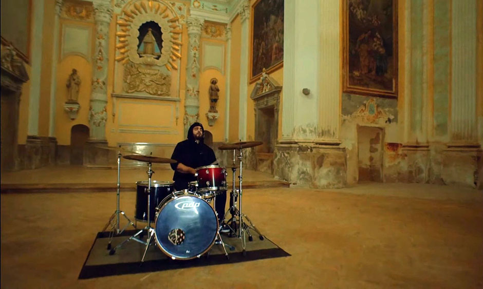El videoclip ha sido grabado en diferentes estancias de La Cartuja.