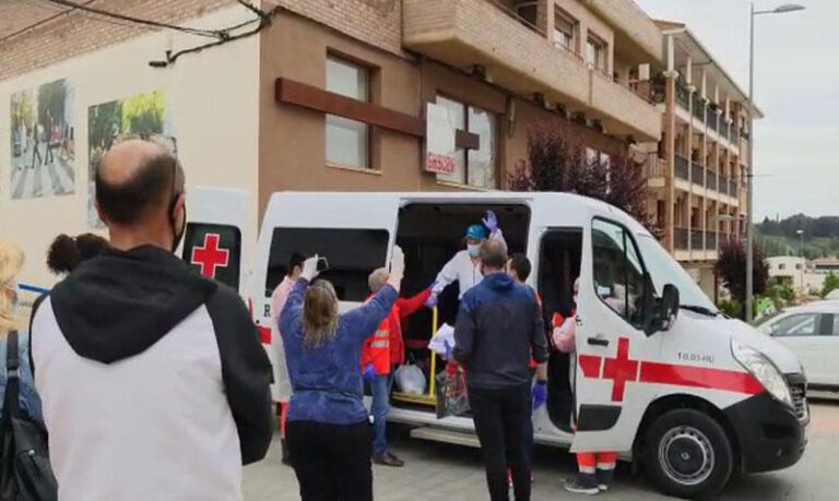 Aplausos y palabras de ánimo han acompañado su llegada. Aplausos y palabras de ánimo han acompañado su llegada.
