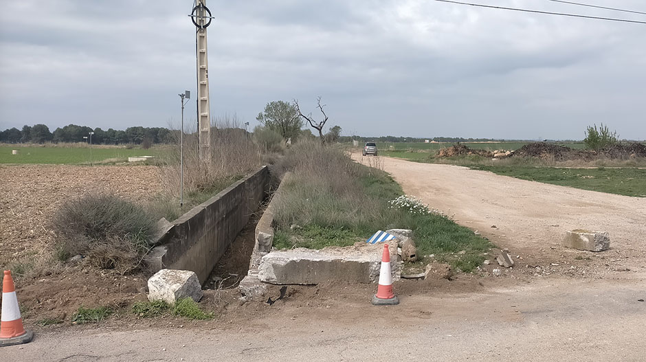 El vehículo cruzó de carril e impactó contra una infraestructura de riego.