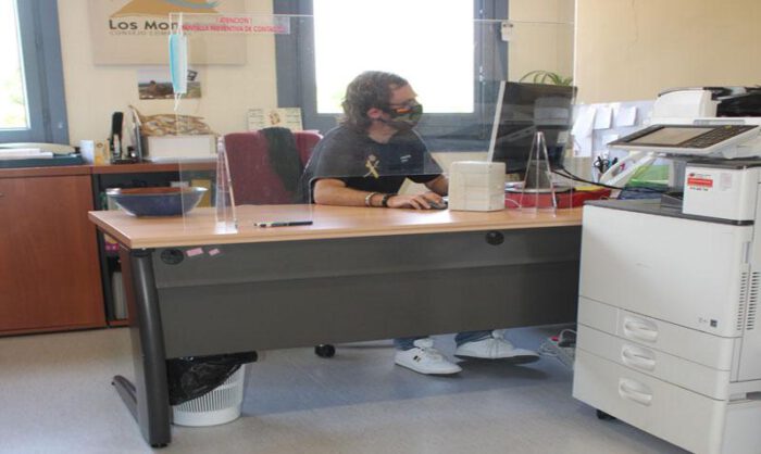 Se han instalado mamparas en las mesas y el mostrador.