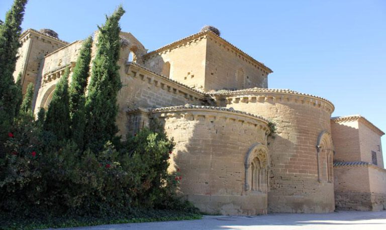 Imagen del aspecto exterior del monasterio de Sijena. Imagen del aspecto exterior del monasterio de Sijena.
