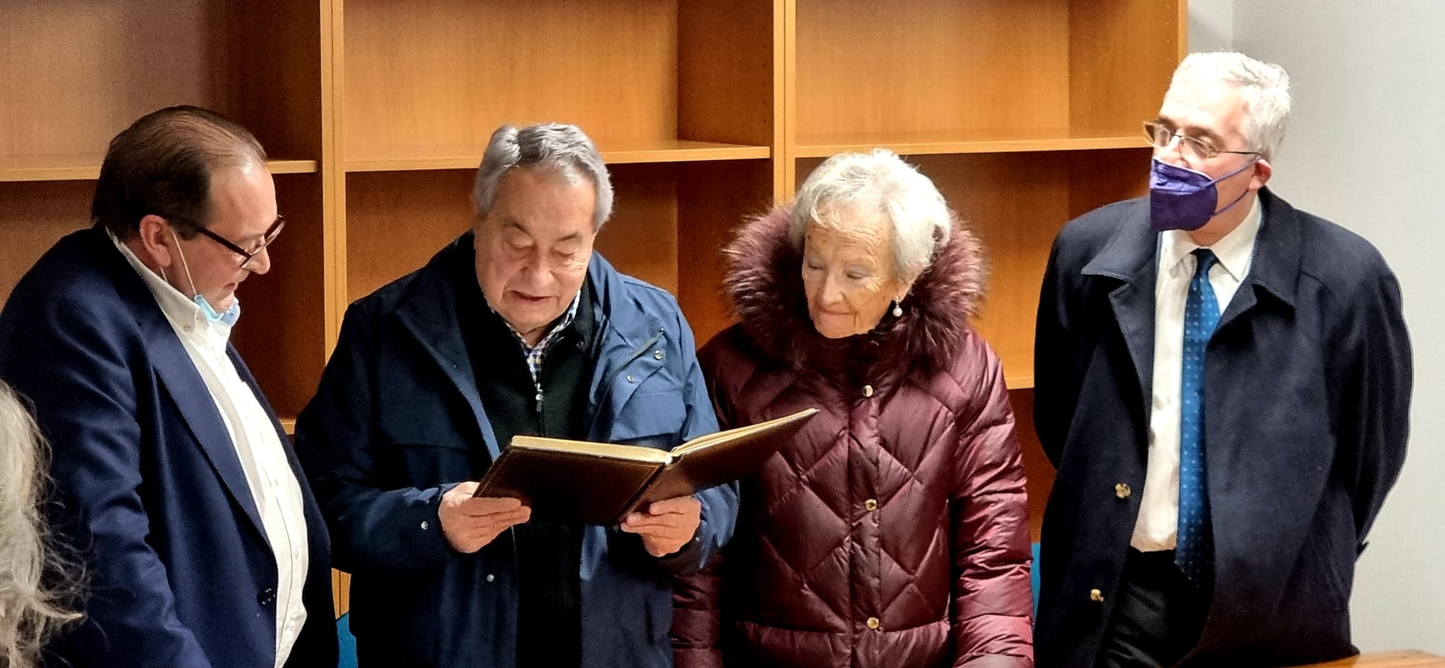 En el centro, Miguel Carreras durante su visita a La Almolda.