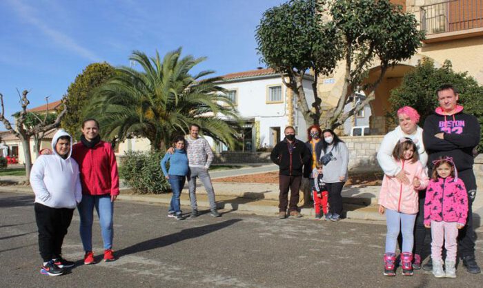 Varias de las familias recién llegadas a Alberuela-Sodeto.