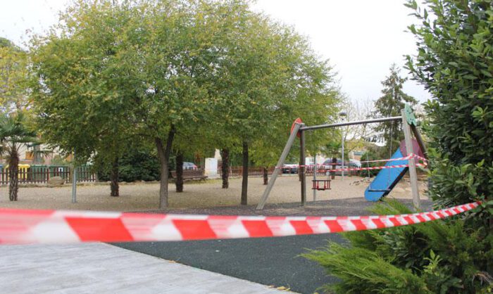 Imagen de un parque infantil cerrado en Grañén.