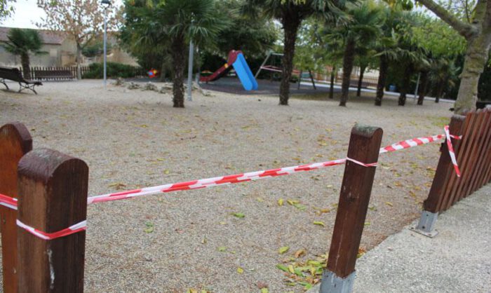 Los parques siguen precintados en Grañén.