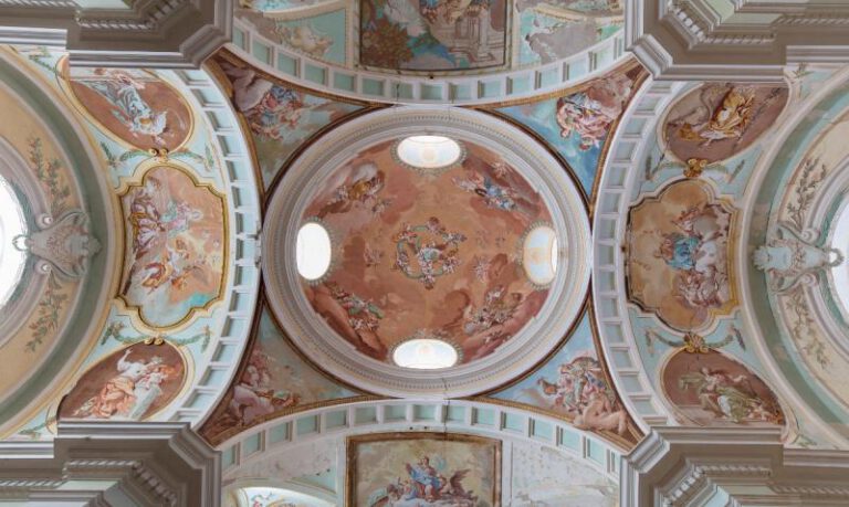 Imagen de las pinturas de la bóveda de la iglesia. Imagen de las pinturas de la bóveda de la iglesia.
