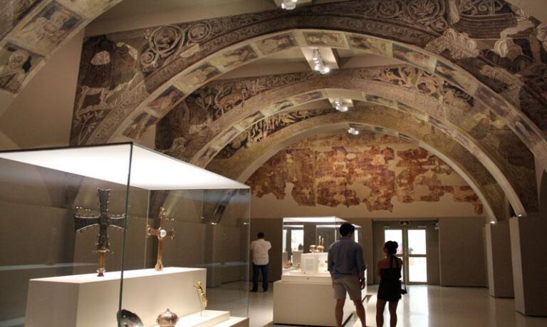 Sala del MNAC que exhibe las pinturas de Sijena. Sala del MNAC que exhibe las pinturas de Sijena.
