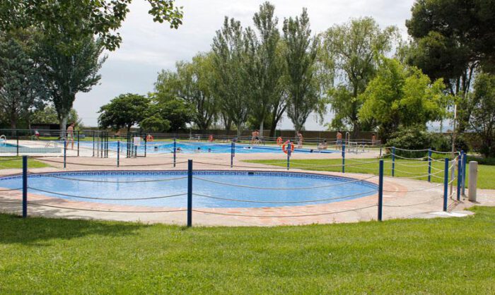 Imagen de archivo de las piscinas municipales de Sariñena.