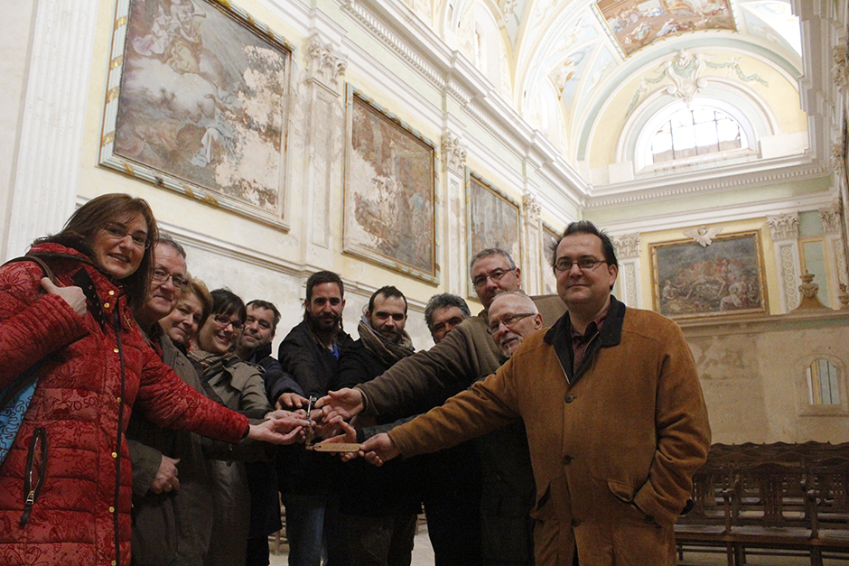 Integrantes de la plataforma Salvemos La Cartuja unen sus manos en marzo de 2014. En el centro, Ruíz.