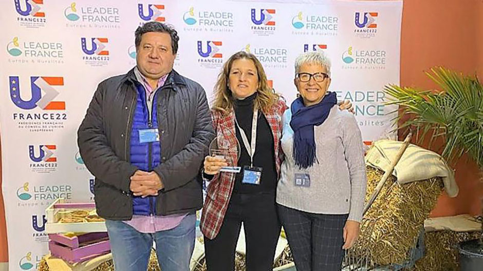 En el centro, la gerente del Ceder Monegros, Pilar Machín, con el galardón. 