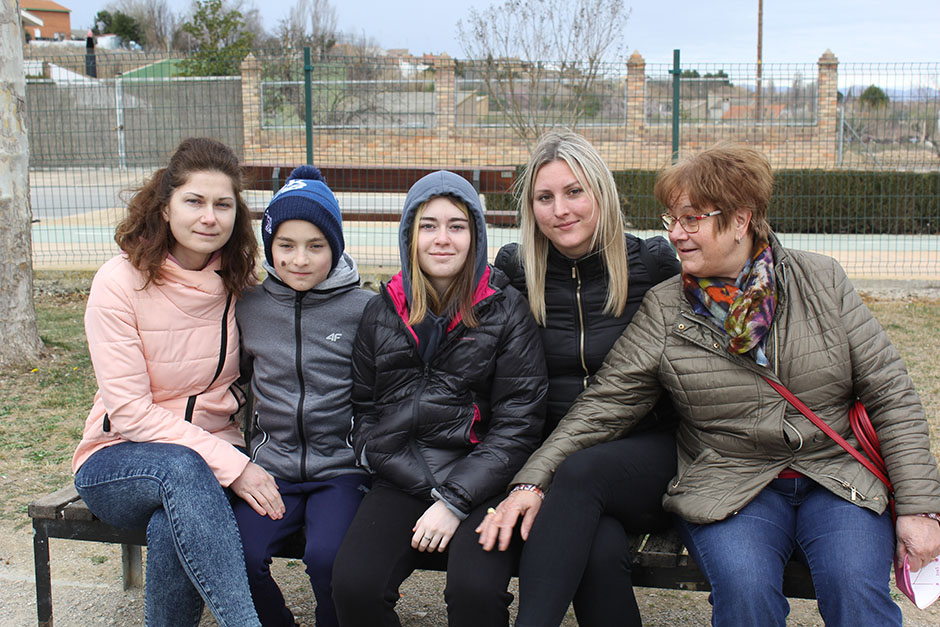 Yaroslava, seguida de sus dos hijos, su cuñada y la madre de acogida de esta última.