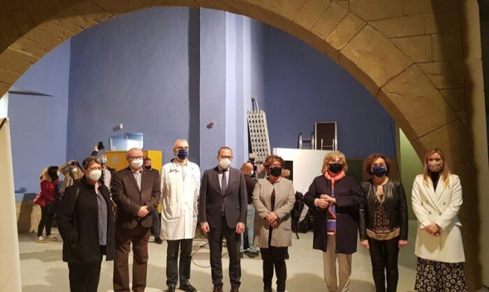 Autoridades ante la recreación de un arco de Sijena.