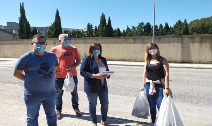 Hubo reparto vecinal de mascarillas con motivos festivos.
