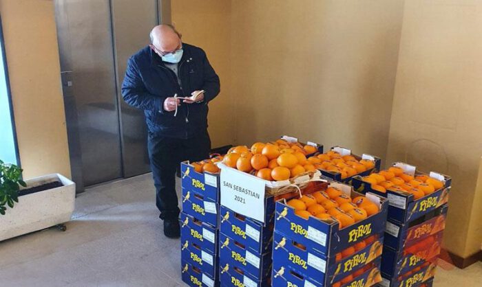 Castejón de Monegros reparte 250 kilos de naranjas.