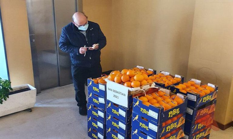 Castejón de Monegros reparte 250 kilos de naranjas. Castejón de Monegros reparte 250 kilos de naranjas.