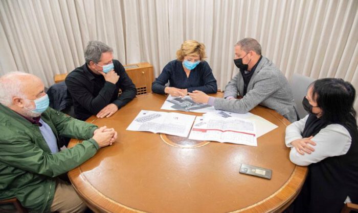 Imagen de la reunión con la consejera Marí­a Victoria Broto.