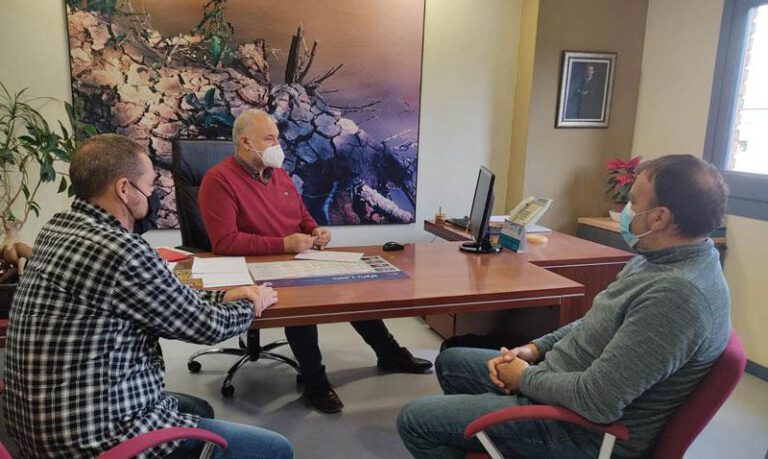Imagen de la reunión telemática con el responsable del Salud Imagen de la reunión telemática con el responsable del Salud