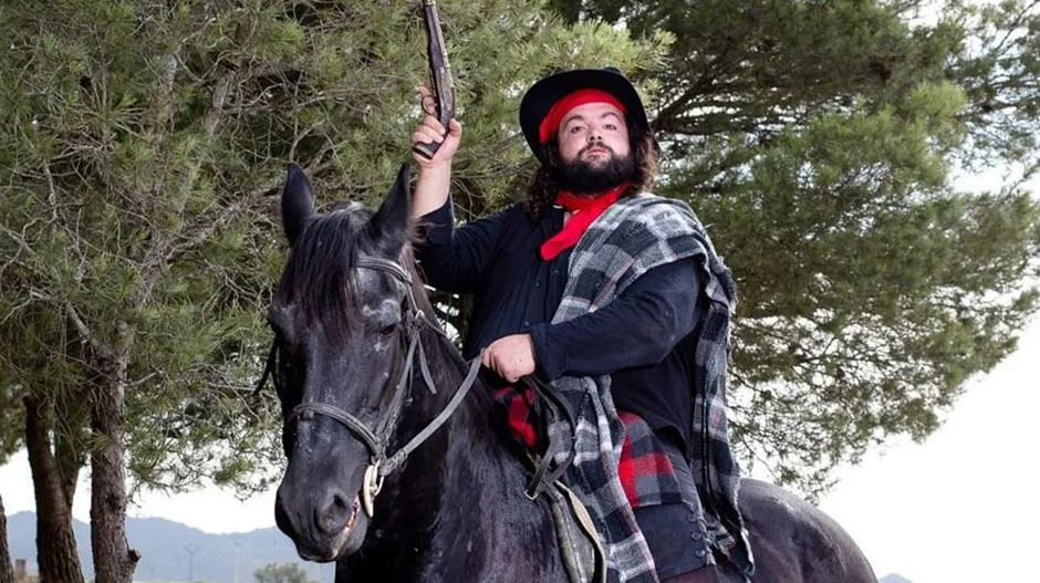 El actor Roberto Nistal caracterizado como el bandido Cucaracha para la obra del Teatro de Robres.