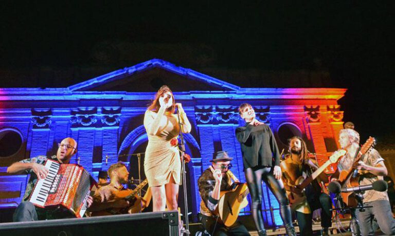 Rozalén y su banda durante su actuación en La Cartuja. Rozalén y su banda durante su actuación en La Cartuja.