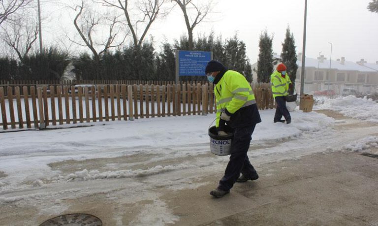 Dos operarios municipales esparcen sal en Grañén. Dos operarios municipales esparcen sal en Grañén.