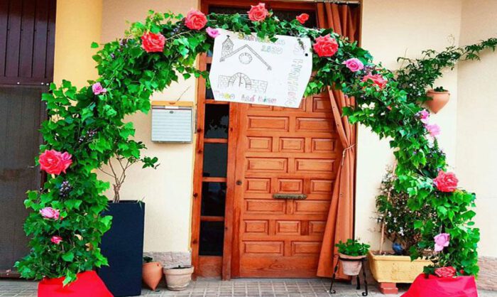 Una de las casas adornadas con chopos y rosas.