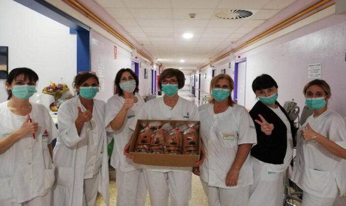 Trabajadoras del Provincial con los dulces de Monesma.