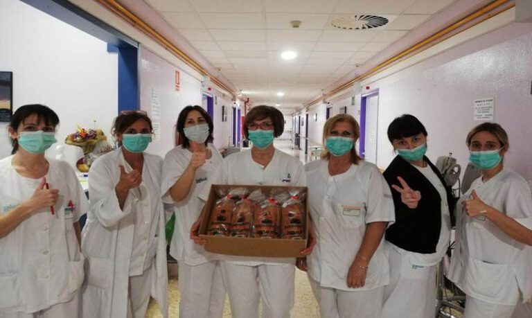 Trabajadoras del Provincial con los dulces de Monesma. Trabajadoras del Provincial con los dulces de Monesma.