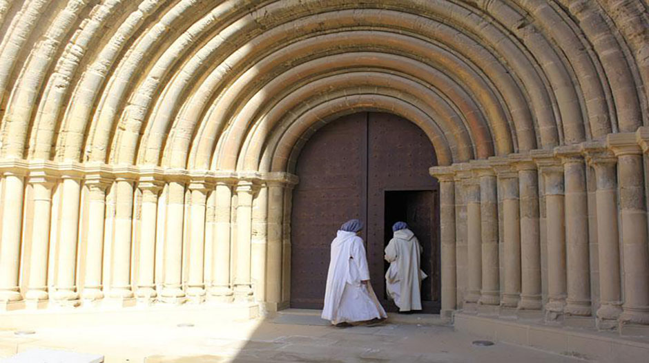 Hermanas de la orden de Belén accediendo a la iglesia a través de su magnífica portada.