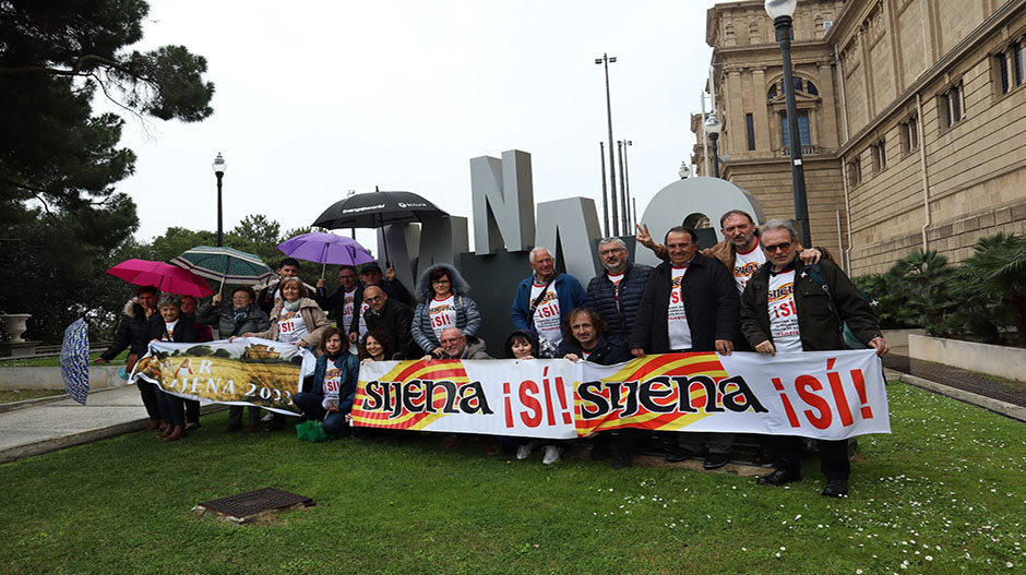 Integrantes de la plataforma Sijena Sí a las puertas del MNAC.