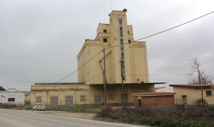 Imagen del silo situado en Grañén.