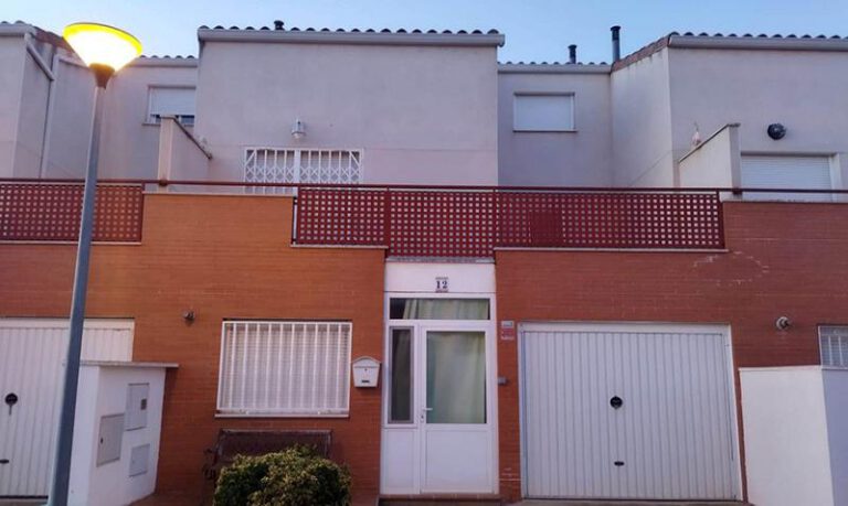 La casa está situada en la calle Justicia de Aragón. La casa está situada en la calle Justicia de Aragón.