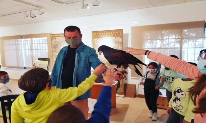 Enrí­quez ya ofreció un taller de dibujo con rapaces vivas.