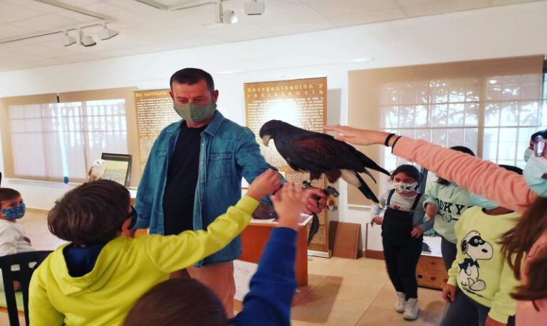 Enríquez ya ofreció un taller de dibujo con rapaces vivas. Enríquez ya ofreció un taller de dibujo con rapaces vivas.