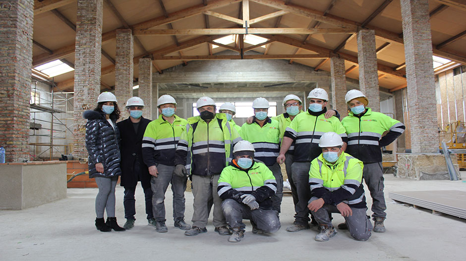 Los alumnos-trabajadores, junto a la directora, el monitor y el alcalde del municipio.