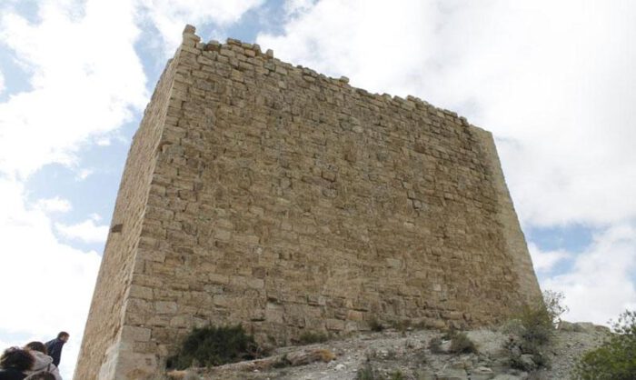 La torre refugio está en el camino hacia San Caprasio.