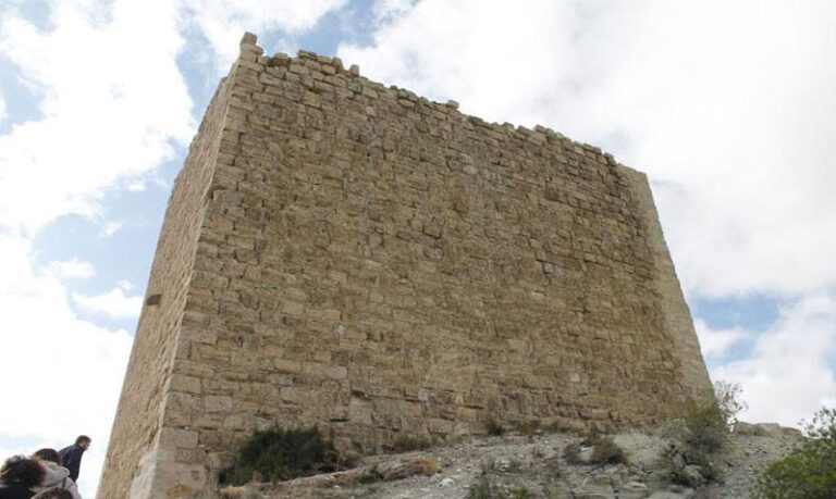 La torre refugio está en el camino hacia San Caprasio. La torre refugio está en el camino hacia San Caprasio.