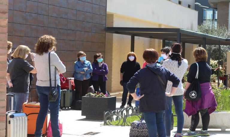 El segundo turno de trabajadoras a su llegada. R. Gobantes. El segundo turno de trabajadoras a su llegada. R. Gobantes.