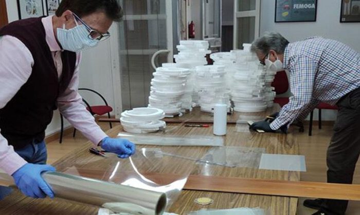 Trabajadores municipales en pleno montaje.