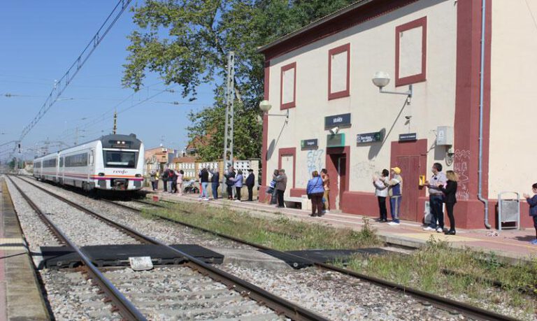 Imagen de la concentración en la estación de Grañén. Imagen de la concentración en la estación de Grañén.