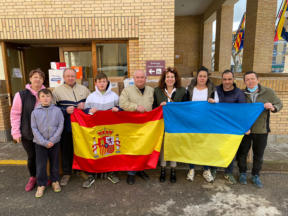 Yuliya, junto a su familia, durante la recogida de material en Grañén.