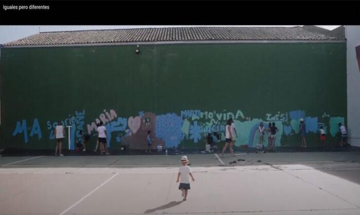 El ví­deo incluye la creación de un mural colectivo.