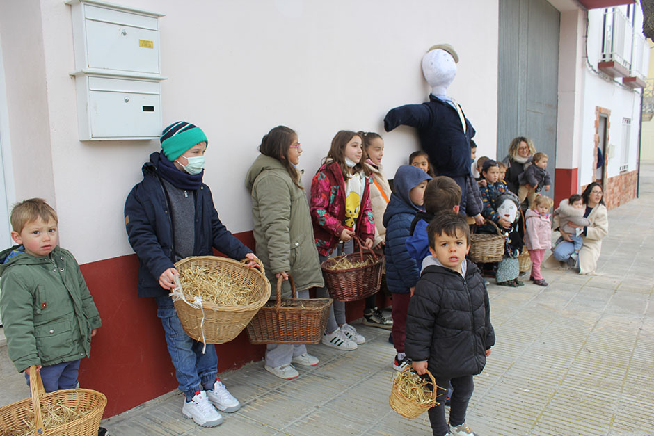 Los niños y niñas junto a los dos peleles.