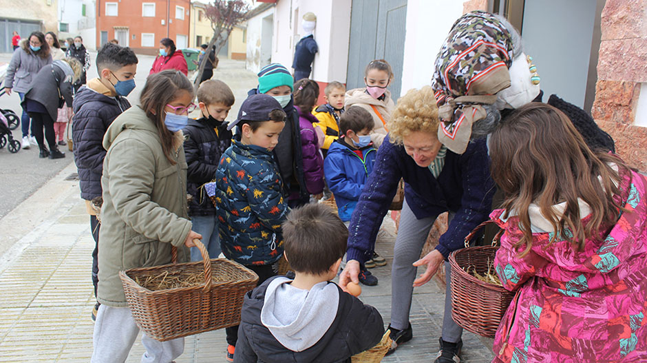 Los niños han recogido los huevos donados por los vecinos con sus cestas.