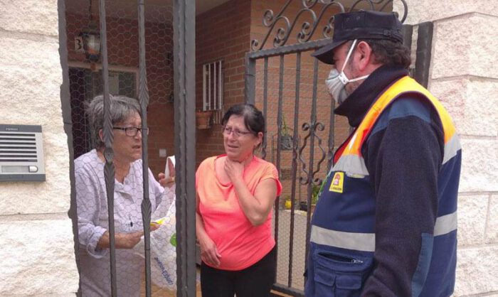 Un voluntario cumple con la entrega de medicamentos.
