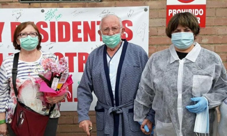 Los dos primeros internos junto a la directora del centro. Los dos primeros internos junto a la directora del centro.