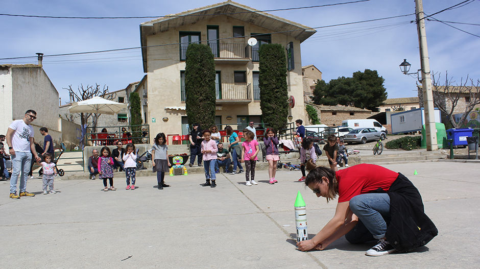 Niños y niñas han disfrutado del lanzamiento de las bombas japonesas.