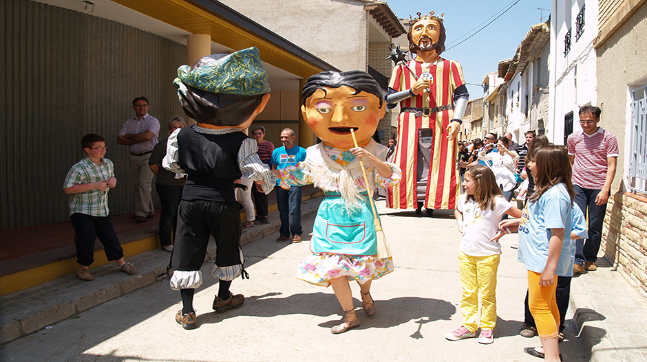 La comparsa de gigantes y cabezudos ofrecerá un animado pasacalles.