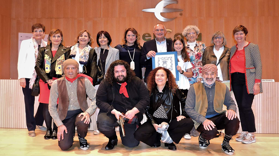 En el centro, Casáus sosteniendo el premio junto a varios de los que han apoyado su trabajo. Celedonio García