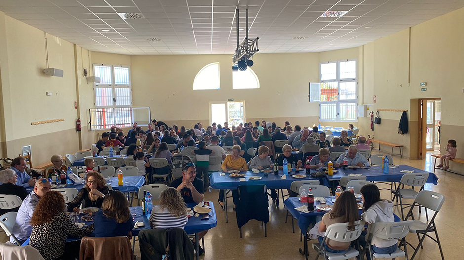 Más de un centenar de personas ha disfrutado de la comida popular.